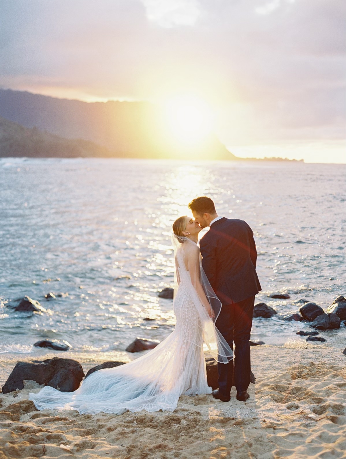 Beach-Wedding-at-1-Hotel-Hanalei-Bay-North-Shore-Kauai-Photographer-Mami-Wyckoff-Photography